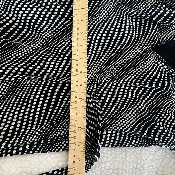 Elegant Black and White Midi Dress - Picture 9 of 9